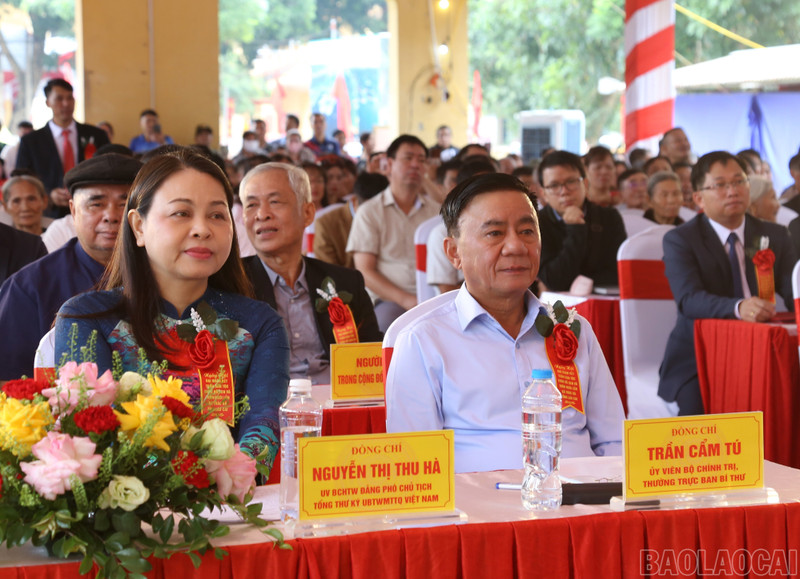 越共中央书记处常务书记陈锦秀莅临老街省出席民族大团结日活动。（图片来源：老街省门户网站）