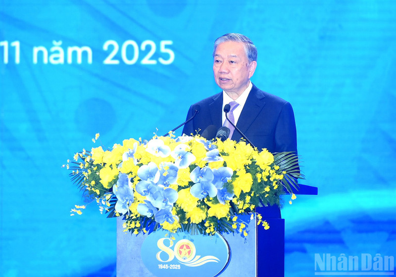 越共中央总书记苏林在越南监察部门传统日80周年庆典上发表讲话。（登科 摄）