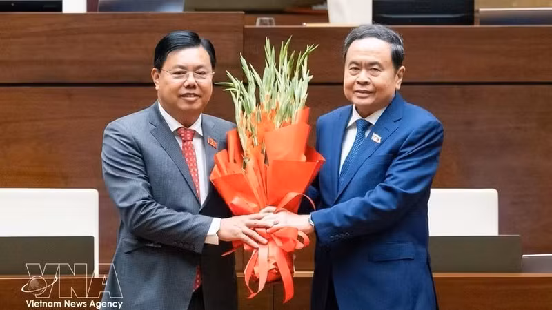 国会主席陈青敏向新任内务部部长阮进海送花表示祝贺。（图片来源：越通社）