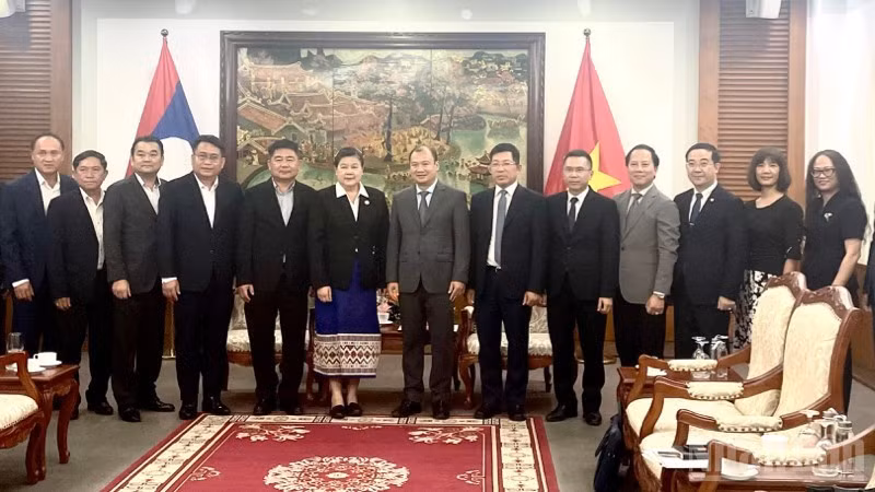 老挝人民革命党中央宣训部代表团在文化体育旅游部总部举行工作会议。