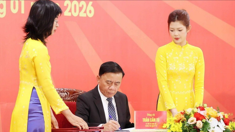 越共中央政治局委员、书记处常务书记陈锦绣签字，正式发行庆祝越共十四大的专题邮票。