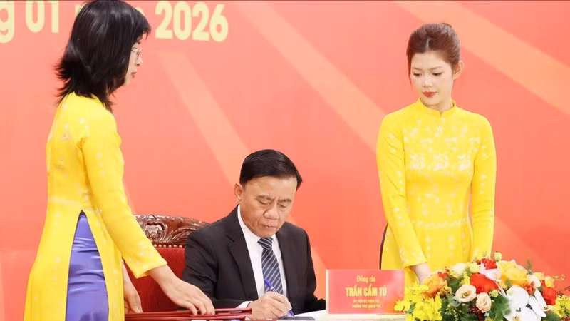 越共中央政治局委员、书记处常务书记陈锦秀签字，正式发行庆祝越共十四大的专题邮票。