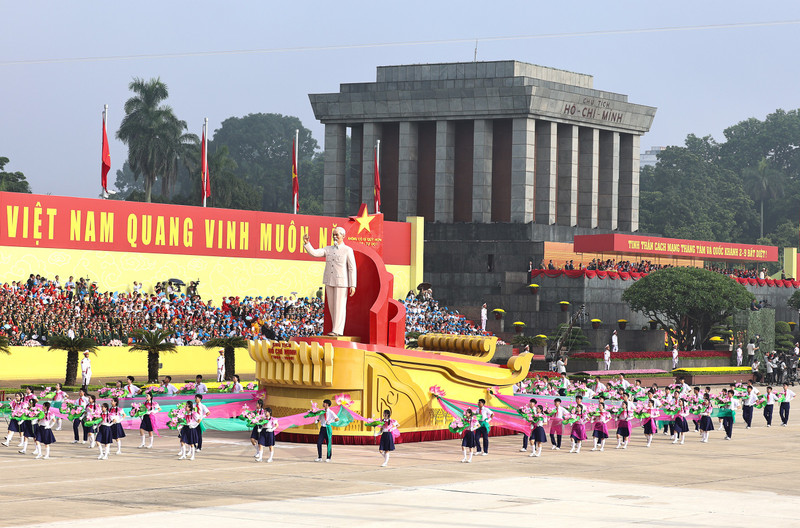 越南八月革命胜利暨越南社会主义共和国国庆80周年纪念活动在巴亭广场举行。（耀玉 摄）