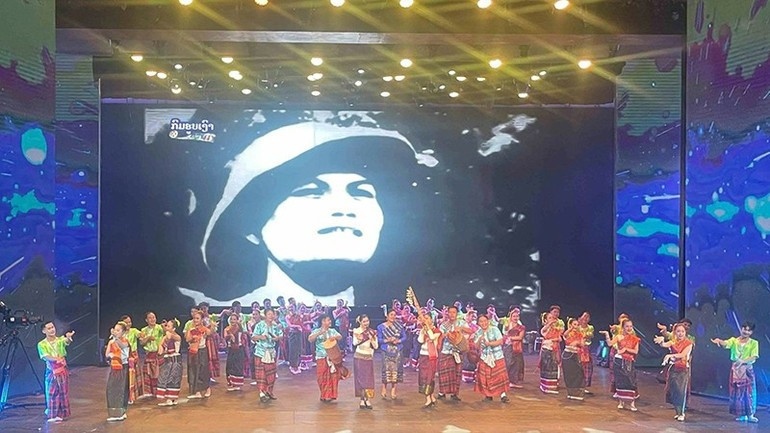 歌颂凯山·丰威汉（Kaysone Phomvihane）主席的文艺表演节目。（维全 摄）