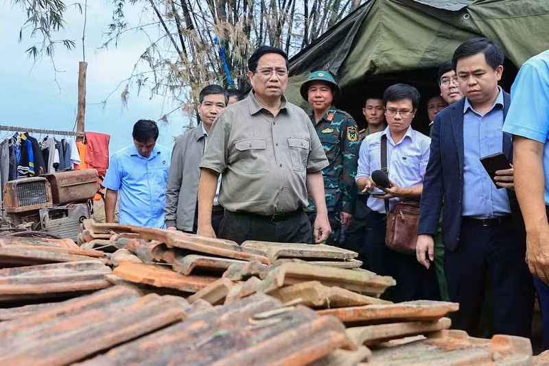 11月29日下午，政府总理范明正走访慰问得乐省和盛乡灾民。（图片来源：VOV）