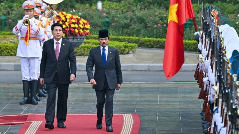 越南国家主席梁强主持仪式 欢迎文莱苏丹访问。（水原 摄）