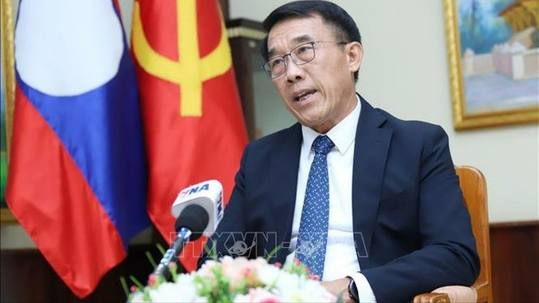 老挝革命党中央对外部部长本莱·班达努冯接受越通社记者采访。（图片来源：越通社）