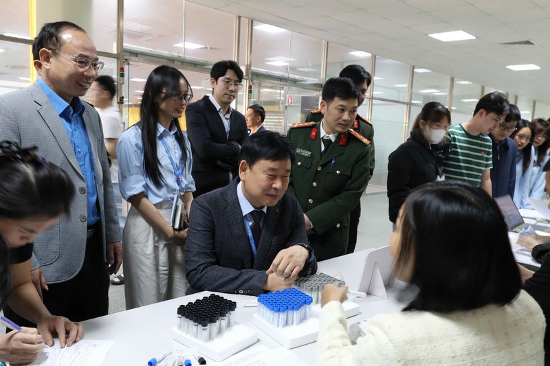 为7个省市劳动者提供免费体检。（图片来源：越南法律报）