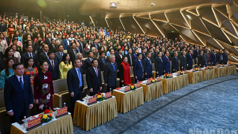 国会主席陈青敏出席越南真理国家政治出版社传统日80周年纪念活动。（维灵 摄）