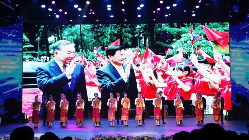 值此老挝人民民主共和国国庆 50 周年之际举办的文艺表演节目。