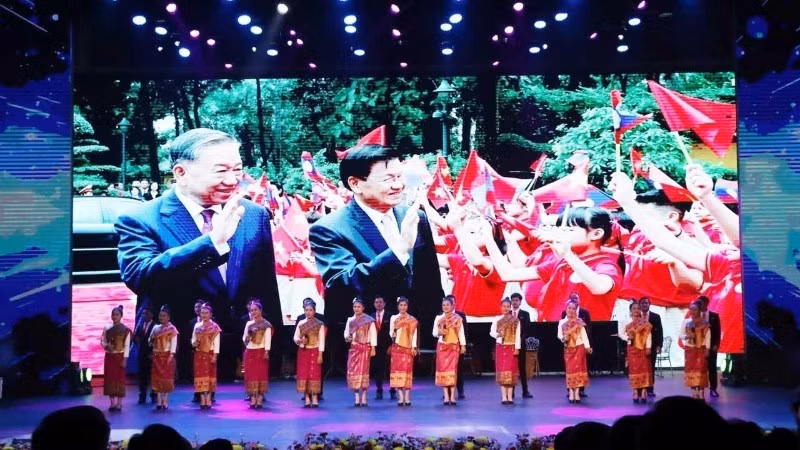 值此老挝人民民主共和国国庆 50 周年之际举办的文艺表演节目。