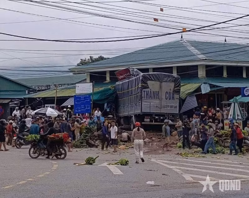 广治省特大交通事故现场。（图片来源：越南人民军队报）