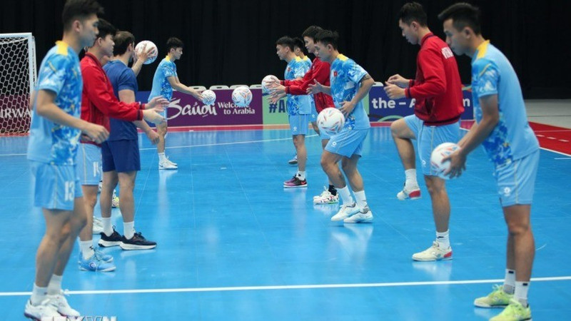 越南室内五人制足球队在练习中，准备对阵印度尼西亚队。（图片来源：越通社）