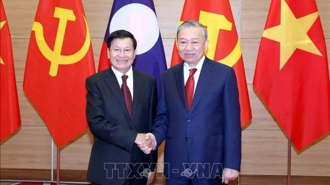 越共中央总书记苏林与老挝人民革命党中央总书记、国家主席通伦·西苏里合影。（图片来源：越通社）