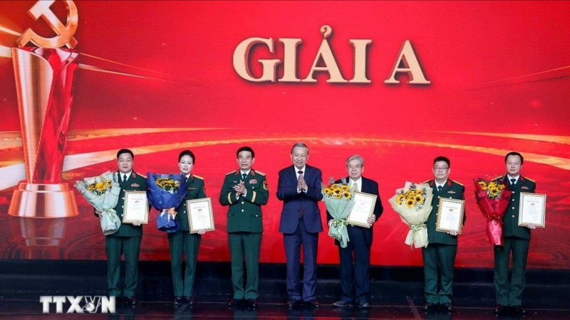 苏林总书记出席“在党的旗帜下稳步前行”新闻写作大赛颁奖典礼。（图片来源：越通社）