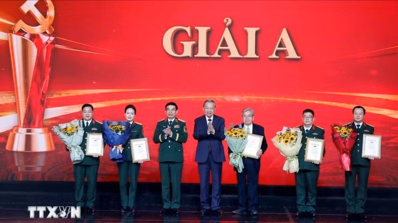 苏林总书记出席“在党的旗帜下稳步前行”新闻写作大赛颁奖典礼。（图片来源：越通社）