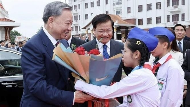 资料图：2024年7月，老挝人民革命党中央委员会总书记、老挝人民民主共和国主席通伦·西苏里欢迎越南共产党中央委员会总书记苏林将对老挝进行国事访问。（图片来源：越通社）