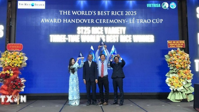 越南ST25大米被授予2025年度“世界最香大米”奖杯。