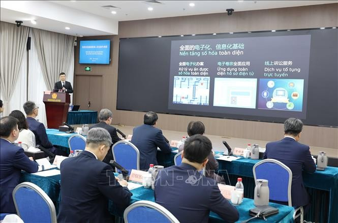 越南最高人民法院高级代表团考察中国广东省深圳市中级人民法院人工智能在审判活动中的应用。（图片来源：越通社）