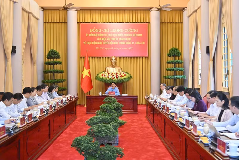 越南国家主席梁强与中央工作代表团同广宁省委在主席府举行工作会议，就越共第十三届中央委员会第十一次全体会议决议落实、文件起草与人事工作等内容进行了讨论。