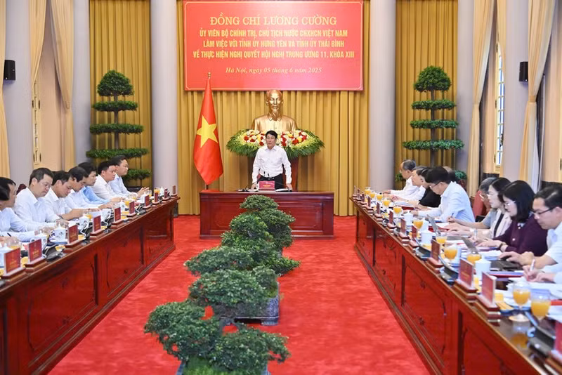 越南国家主席梁强在主席府主持召开与兴安省、太平省省委常委会的工作会议。