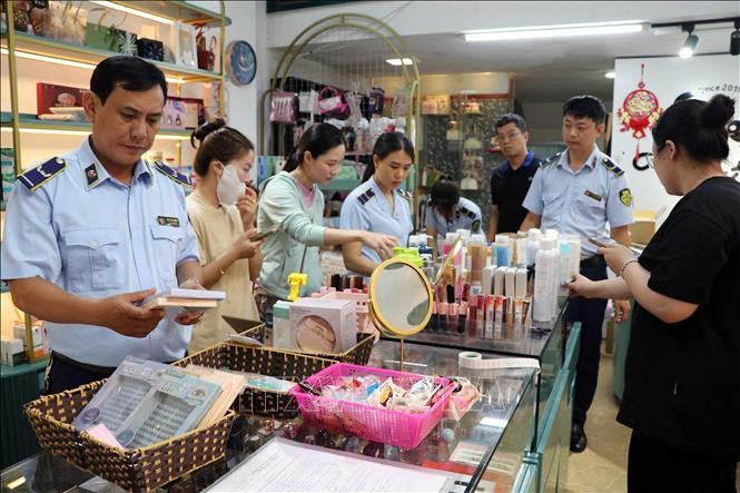 附图：越南政府总理要求进一步加大打击走私、贸易欺诈和假冒商品的力度。