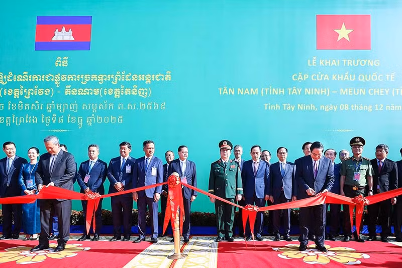 越南政府总理范明正与柬埔寨首相洪玛奈共同出席新南— Meun Chey国际口岸启用仪式。（图片来源：VGP）