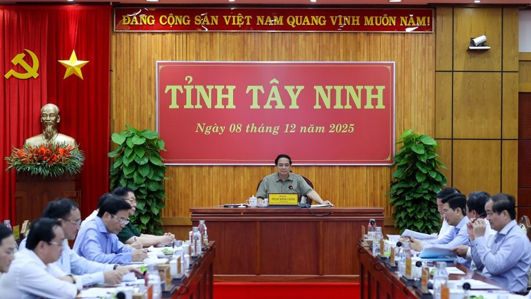 政府总理范明正12月8日与西宁省委常委会就2025年经济社会发展情况、2026年工作方向、任务以及推动西宁快速、可持续发展的政策措施举行工作会议。（图片来源：VGP）