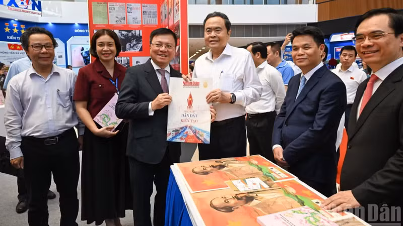 国会主席陈青敏和各位代表参观《人民报》社的展位。