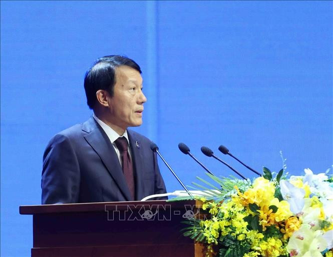 在闭幕式后,越共中央政治局委员、公安部部长梁三光大将就活动的成功及其对越南在构建安全、健康网络环境中的意义接受了媒体采访。(图片来源:越通社)