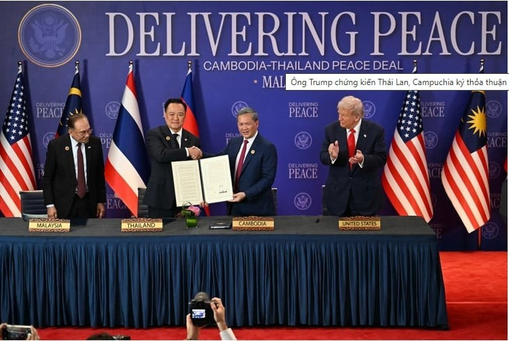 泰国总理阿努廷·查维拉空与柬埔寨首相洪玛奈在东盟轮值主席国马来西亚总理安瓦尔·易卜拉欣以及美国总统唐纳德·特朗普的见证下签署联合声明。(图片来源:法新社)