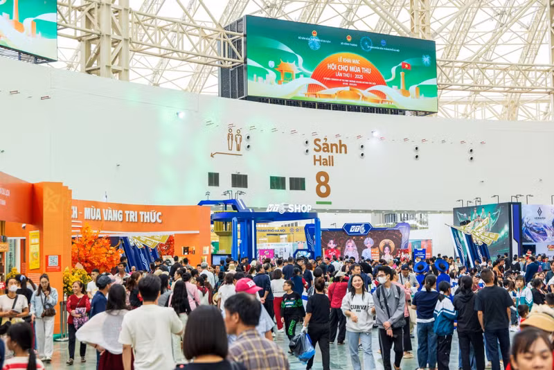 2025年首届秋季博览会：首日现场热闹非凡。（金蓉 摄）