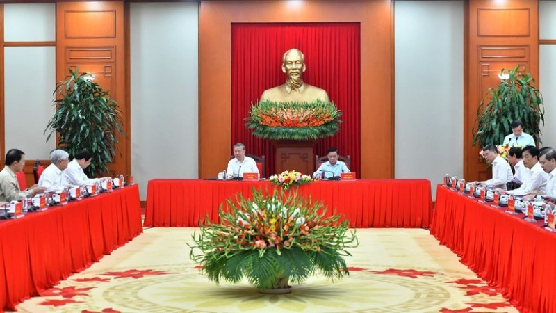 越共中央总书记苏林主持召开越共十四大文件小组第三次会议。(登科 摄)