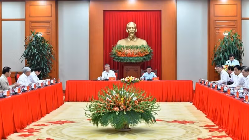 越共中央总书记苏林主持召开越共十四大文件小组第三次会议。（登科 摄）