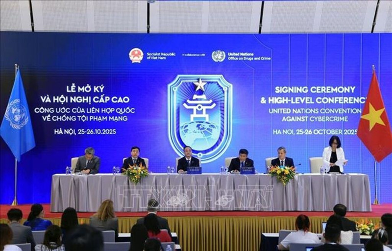 10月26日下午,越南公安部与外交部在国家会议中心联合举行国际记者会,公布《联合国打击网络犯罪公约》(《河内公约》)开放签署仪式的成果。(图片来源:越通社)