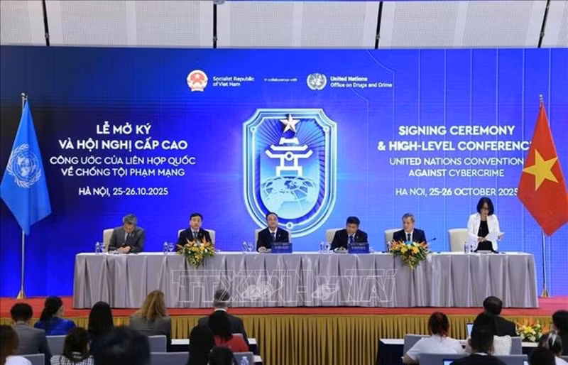 10月26日下午，越南公安部与外交部在国家会议中心联合举行国际记者会，公布《联合国打击网络犯罪公约》（《河内公约》）开放签署仪式的成果。（图片来源：越通社）