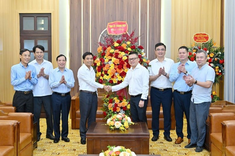 6月16日上午，越共中央委员、清化省委书记阮尹英走访了《人民报》并向本报领导、干部、记者表示祝贺。（水原 摄）