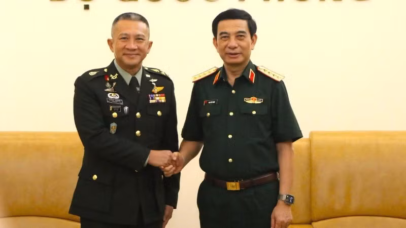 越共中央政治局委员、中央军委副书记、国防部长潘文江大将在河内会见了正在对越南进行正式访问的泰国军队最高司令颂威·暖帕迪大将。