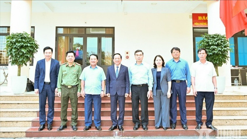 越共中央政治局委员、中央书记处书记、中央宣教与民运部部长郑文决和宣光省领导合影。（图片来源：人民军队报）