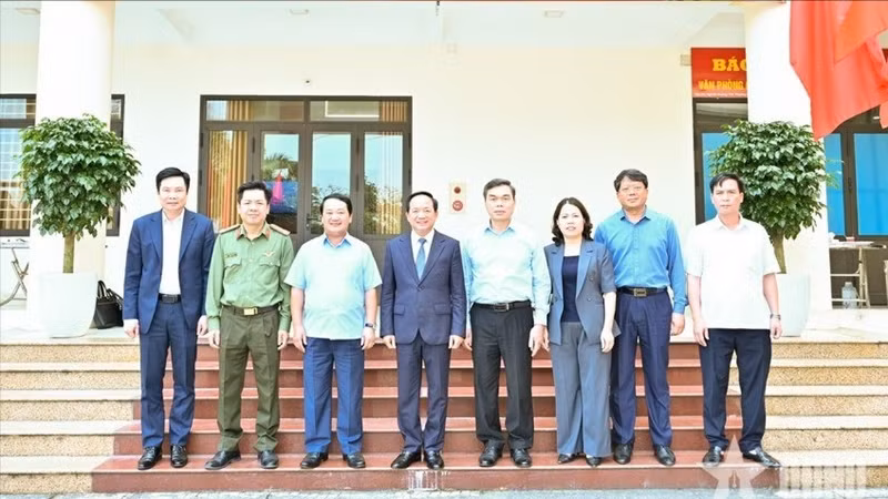 越共中央政治局委员、中央书记处书记、中央宣教与民运部部长郑文决和宣光省领导合影。（图片来源：人民军队报）