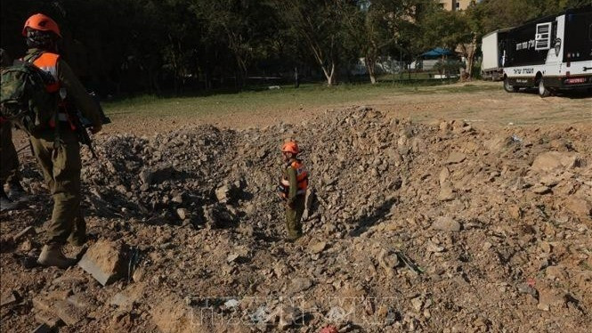 以色列贝尔谢巴（Be'er Sheva）遭到伊朗导弹袭击的现场 （2026年3月2日）。（图片来源：新华社/越通社）