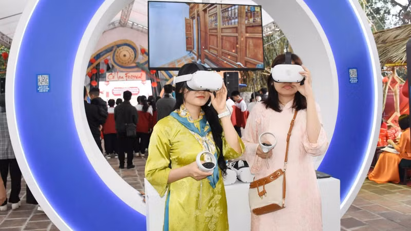 在东英乡古螺（Cổ Loa）庙会现场，“数字遗产与数字传统庙会”空间开展了多项活动：包括360度3D虚拟现实探索、3D全息投影（Hologram）以及利用增强现实（AR）技术重现古螺庙会盛况等。