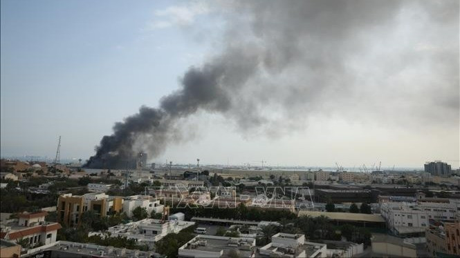 2026年2月28日伊朗导弹击中美第五舰队总部后烟雾升起。（图片来源：越通社）