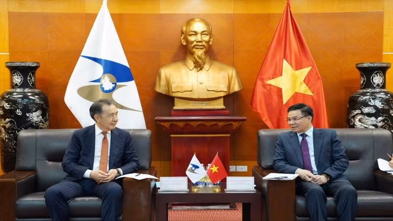 越南工贸部代理部长黎孟雄3月2日与欧亚经济委员会执行委员会主席巴基特詹•萨金塔耶夫举行工作会谈。（图片来源：工贸部）