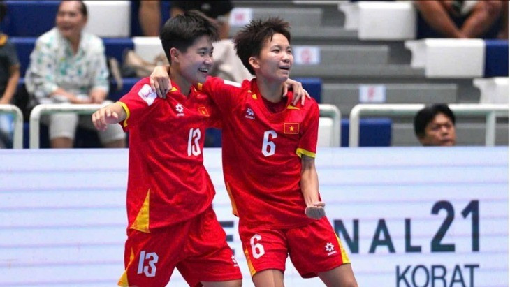 越南女子五人制足球队庆祝战胜印度尼西亚队。（图片来源：泰国足协）