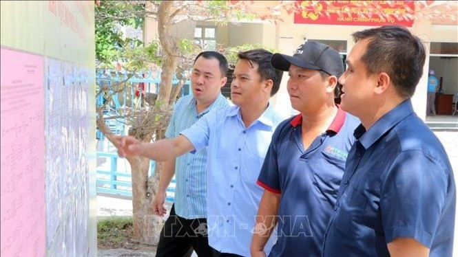 卡纳乡，连日来全民盛会的氛围因彩旗飘扬而热闹起来，与宣传广播的欢快声音交织在一起，气氛相当热烈。（图片来源：越通社）