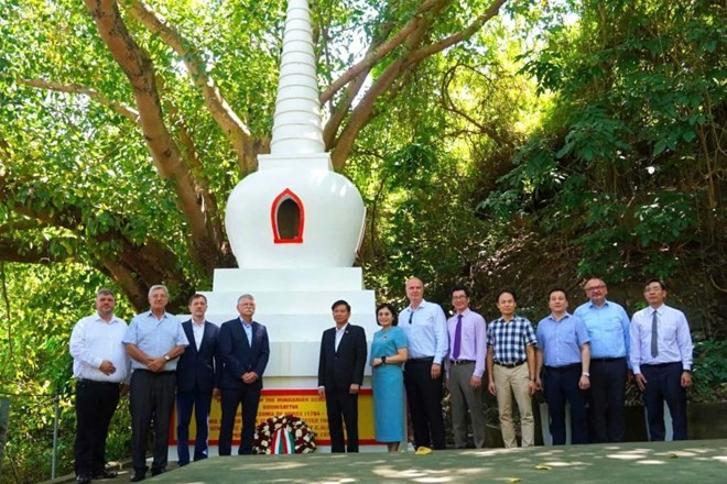 匈牙利国会主席代表团参观了位于头顿坊的宝塔，缅怀匈牙利东方学者、研究员克勒什·乔玛·山多尔（Sandor Korosi Csoma）。（图片来源劳动报）