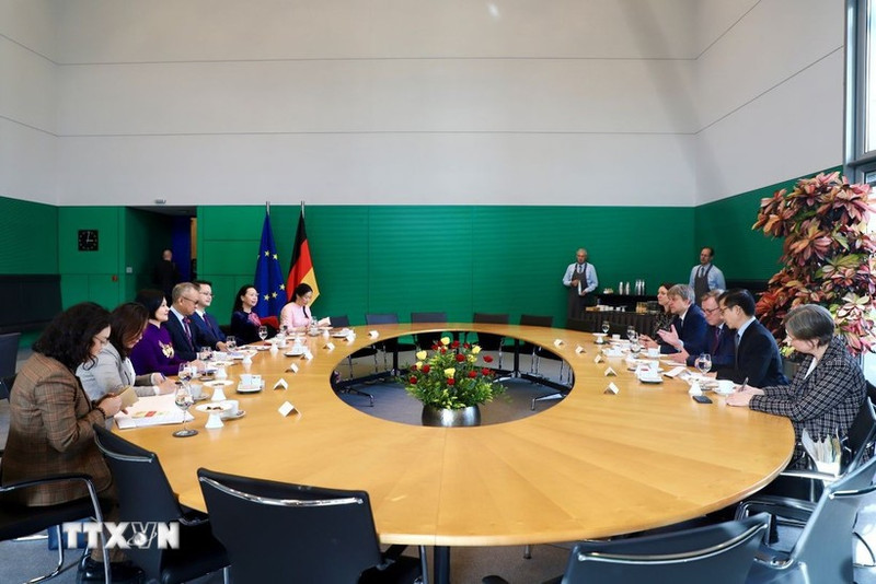 越南国会对外委员会工作代表团分别与德国联邦议院副议长博多·拉梅洛（Bodo Ramelow），德国—东盟友好议员小组主席马尔特·考夫曼（Malte Kaufmann）举行了工作会议。（图片来源：越通社）