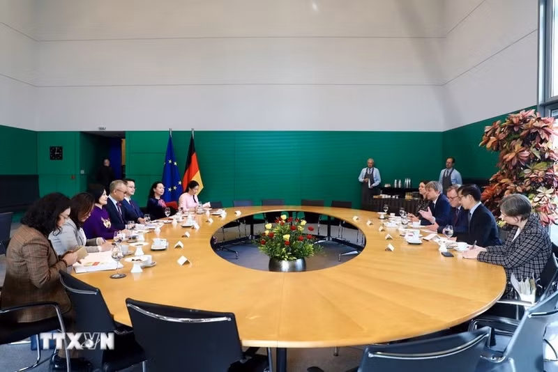 越南国会对外委员会工作代表团分别与德国联邦议院副议长博多·拉梅洛（Bodo Ramelow），德国—东盟友好议员小组主席马尔特·考夫曼（Malte Kaufmann）举行了工作会议。（图片来源：越通社）