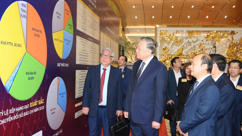 苏林总书记参观了展示新闻机构数字化转型成果的展区。